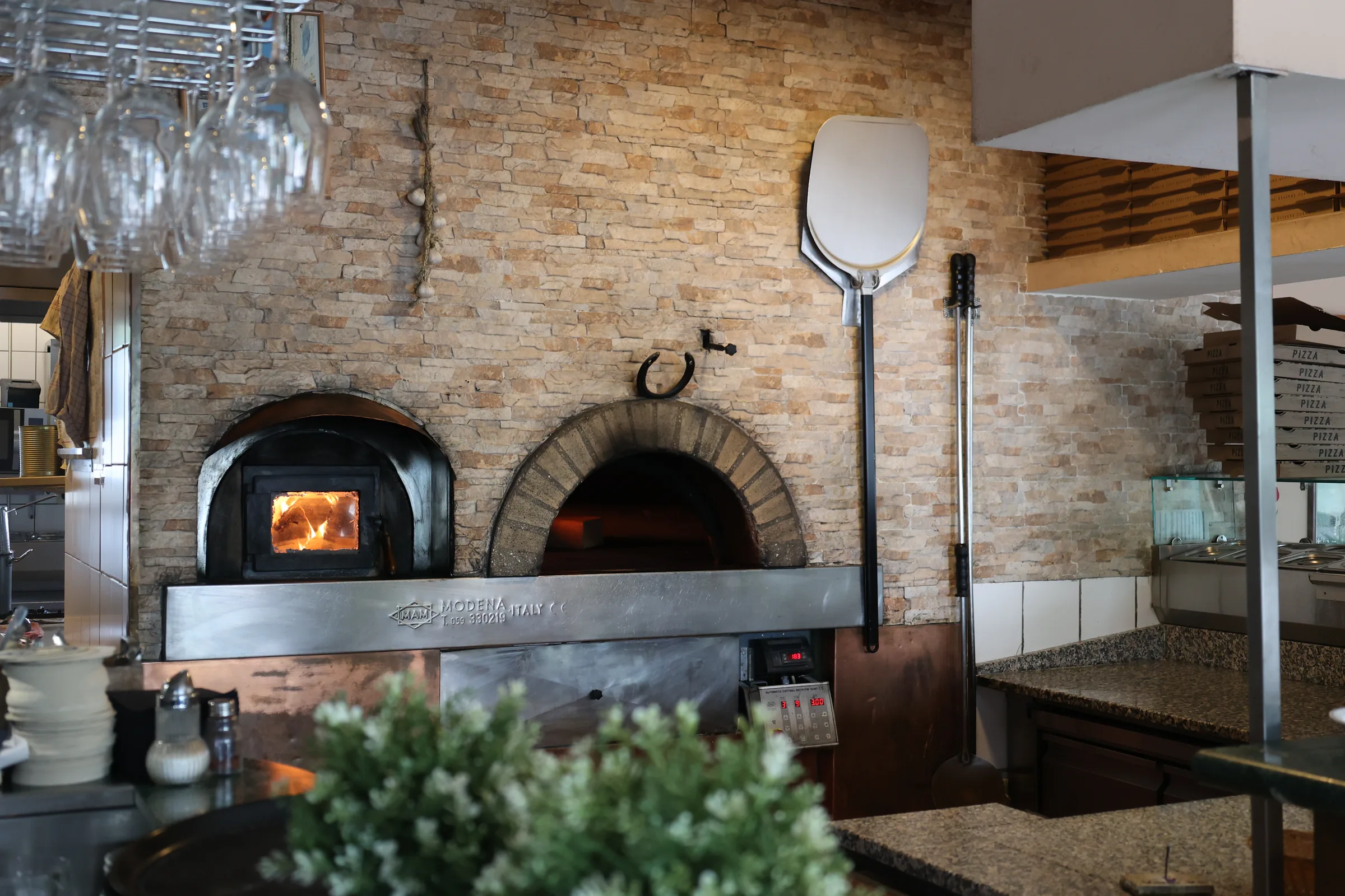 Der original Holzofen der Osteria del Mercato