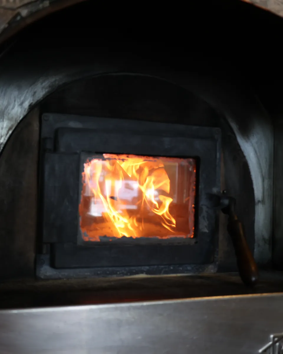 Offenes Feuer im Holzofen